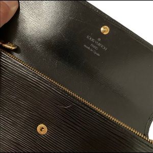 Aunthentic Pre-love Epi LV wallet